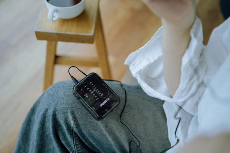 人気のポケットラジオSangean SR-32にクリアブラックが登場