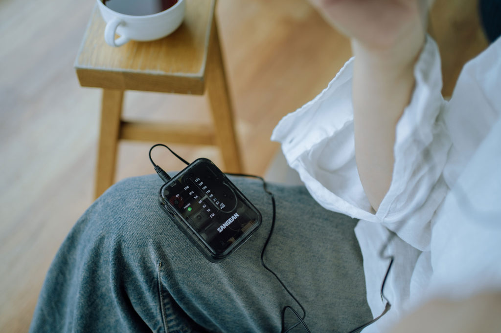 人気のポケットラジオSangean SR-32にクリアブラックが登場