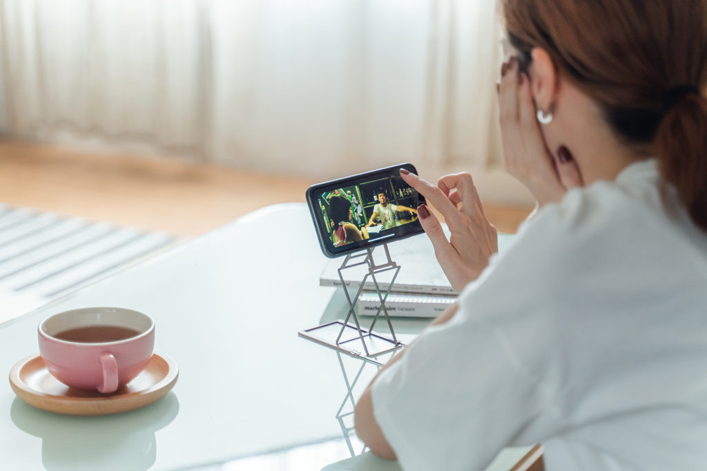 Majextand M・人間工学に基づくスマートフォン/タブレット用スタンド発売