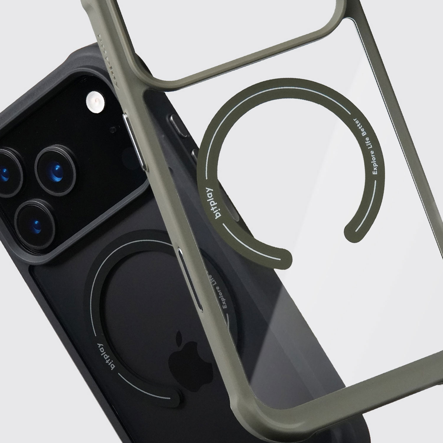 bitplay Wander Case for iPhone17シリーズのブラックとモスグレー。ブラックはiPhoneに装着されている。