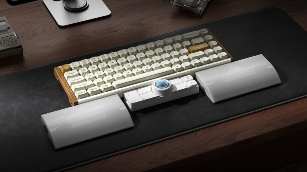 ウッド&アルミフレームのホワイトKeychron K6 Ultraを、パームレストとともにデスクに設置した使用イメージ