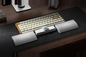 ウッド＆アルミフレームのホワイトKeychron K6 Ultra 1K・ZMK Special Editionをパームレストとともにデスクに設置したアイキャッチ画像