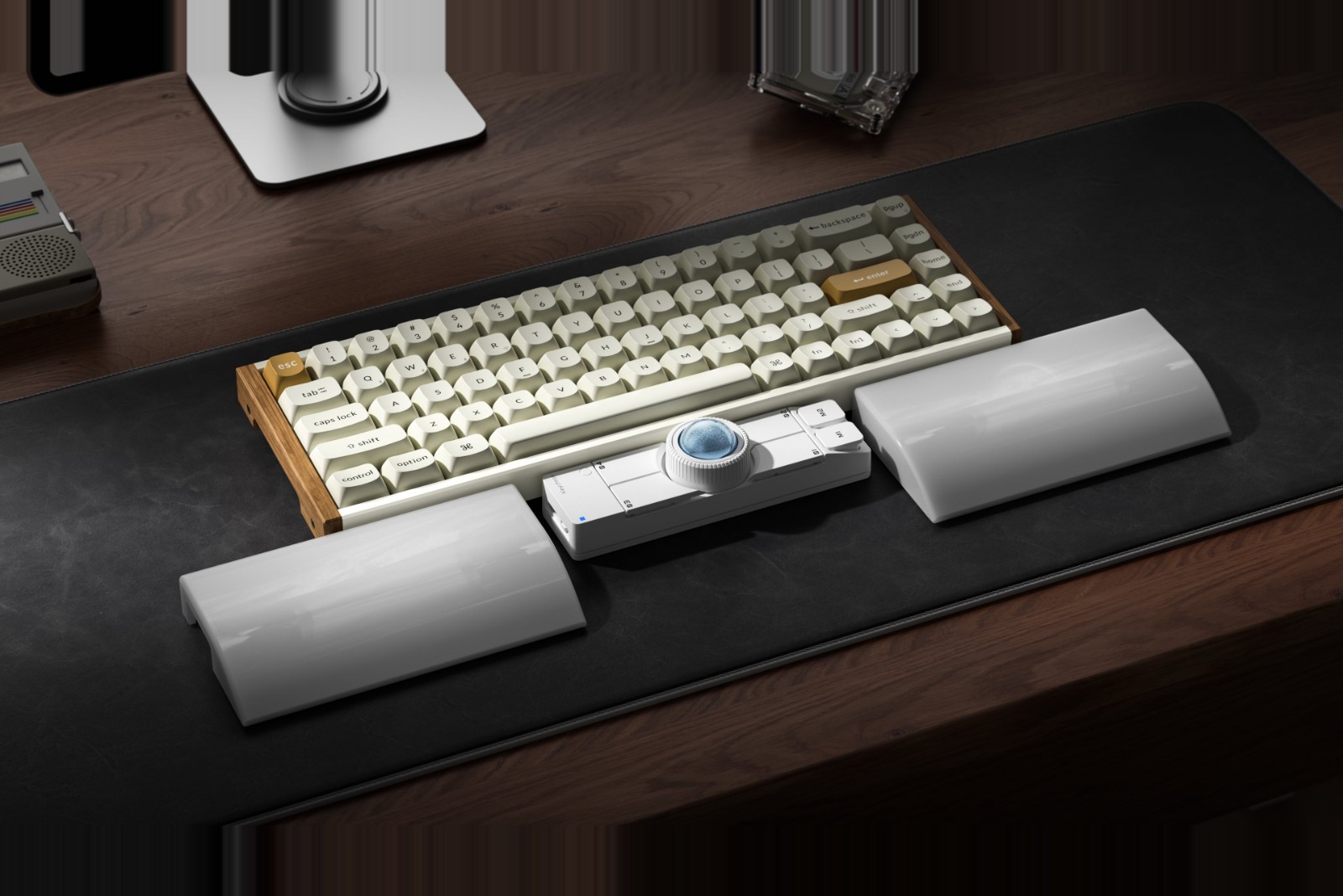 ウッド&アルミフレームのホワイトKeychron K6 Ultra 1K・ZMK Special Editionをパームレストとともにデスクに設置したアイキャッチ画像