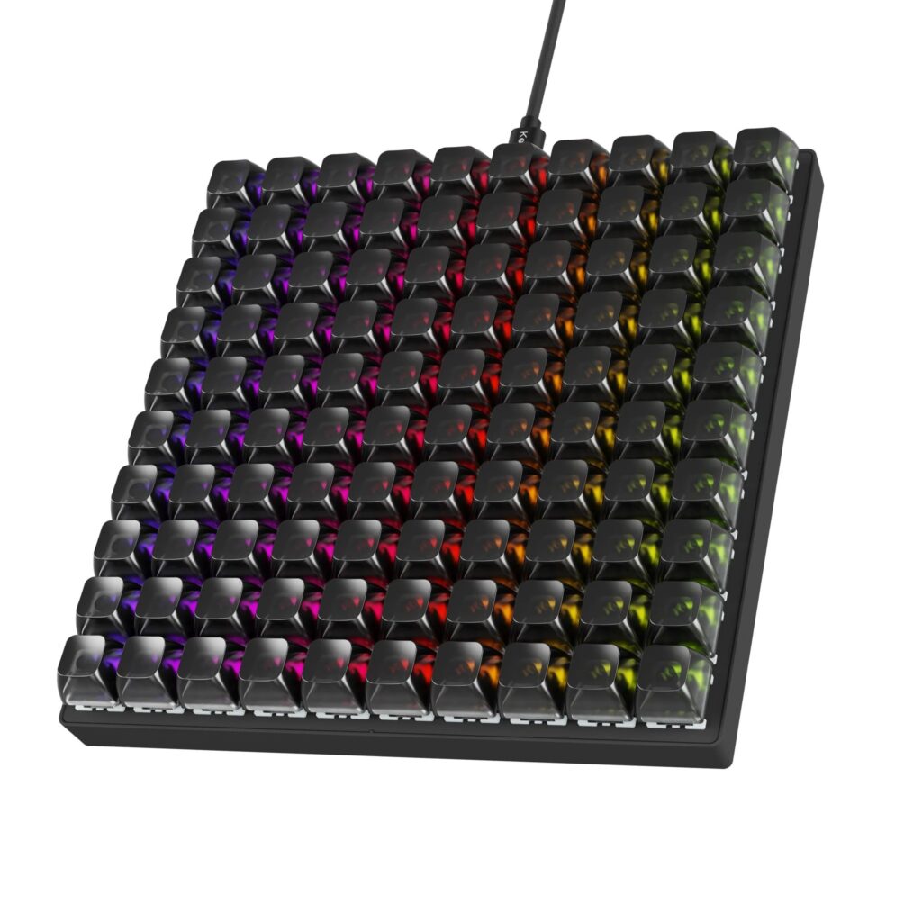 斜め前から見たKeychron C100 8K。正方形のボディに100個のキーが並び、RGBバックライトが点灯している