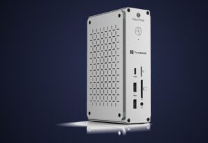 ダークトーンの背景に置かれたシルバーのKeychron Thunderbolt 5 ドック（14-in-1）。文字情報のない製品単体のイメージ