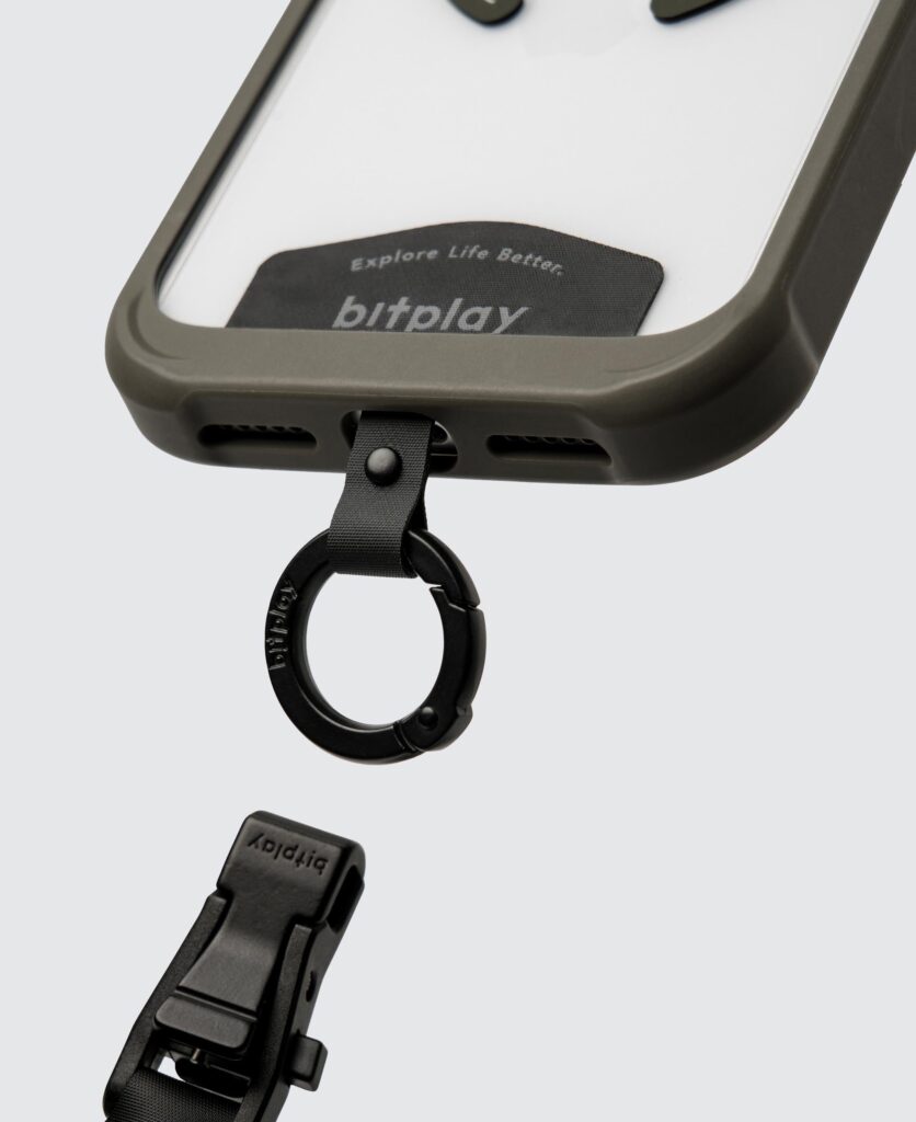 スマートフォンケースに取り付けたストラップアダプターとbitplayクイックリリースクリップ