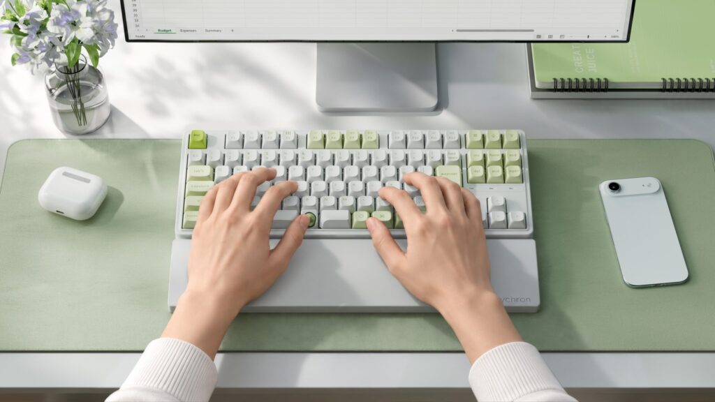 専用パームレストに手を置いてKeychron C3 Pro Trackball 8K（ホワイトグリーン）でタイピングしている様子